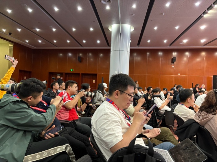  万众瞩目！记者挤满国足赛前新闻发布厅，赛场记者预计超300人
